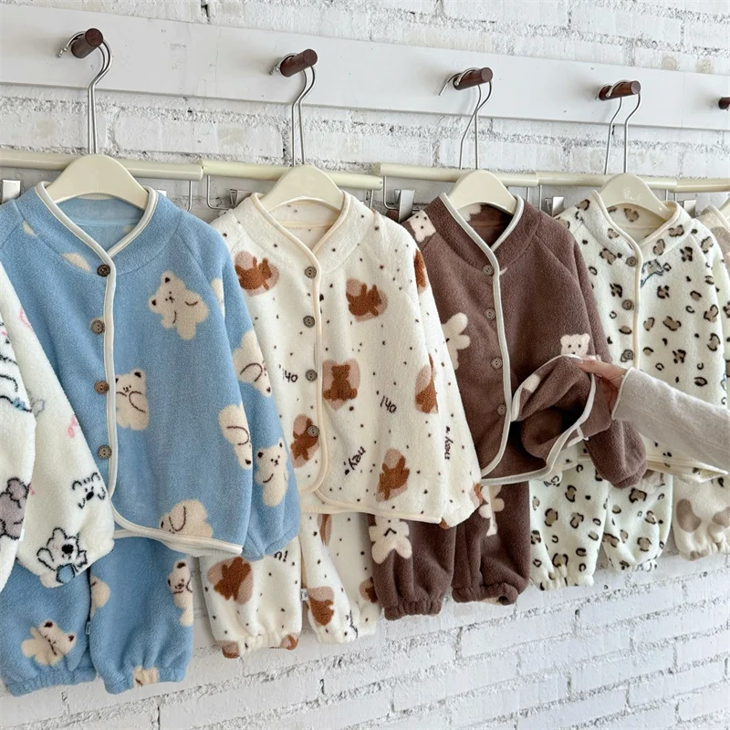 Detalle del conjunto de dos piezas con pantalón y chaqueta acolchada