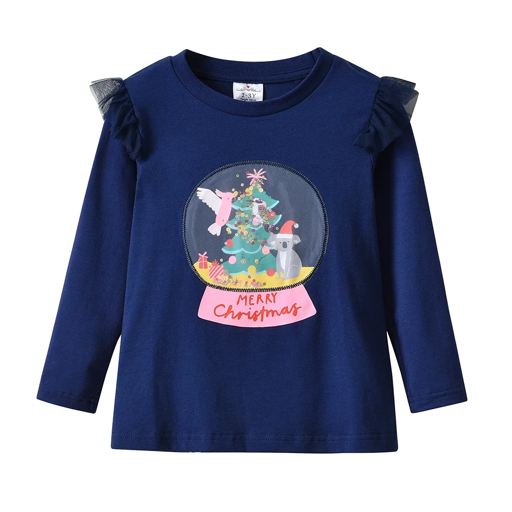 Detalle del estampado de letras en la camiseta infantil