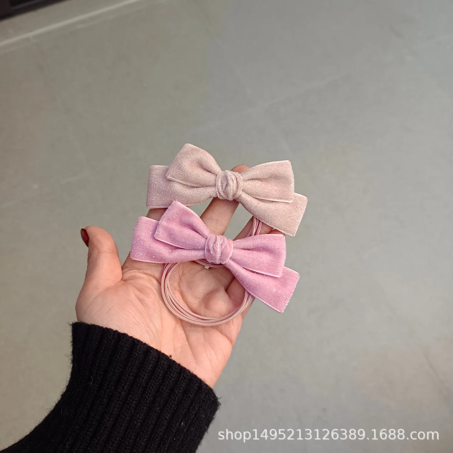 Diadema coreana rosa con varias hebras y lazo plateado