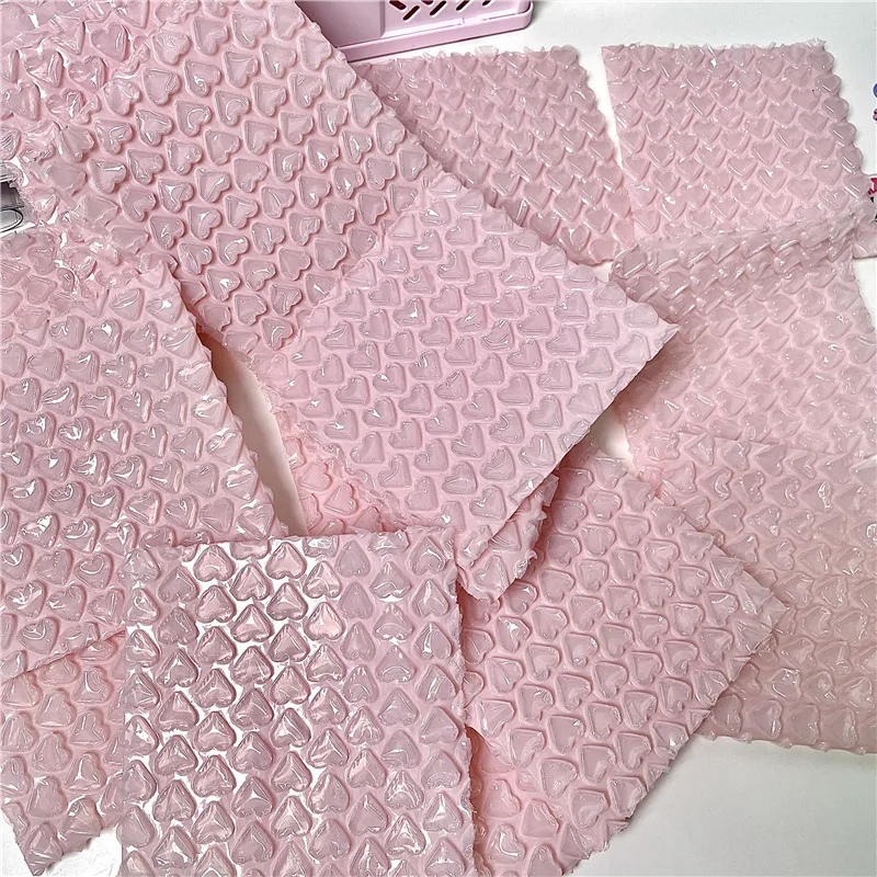 Bolsa rosa con etiqueta de envío adherida