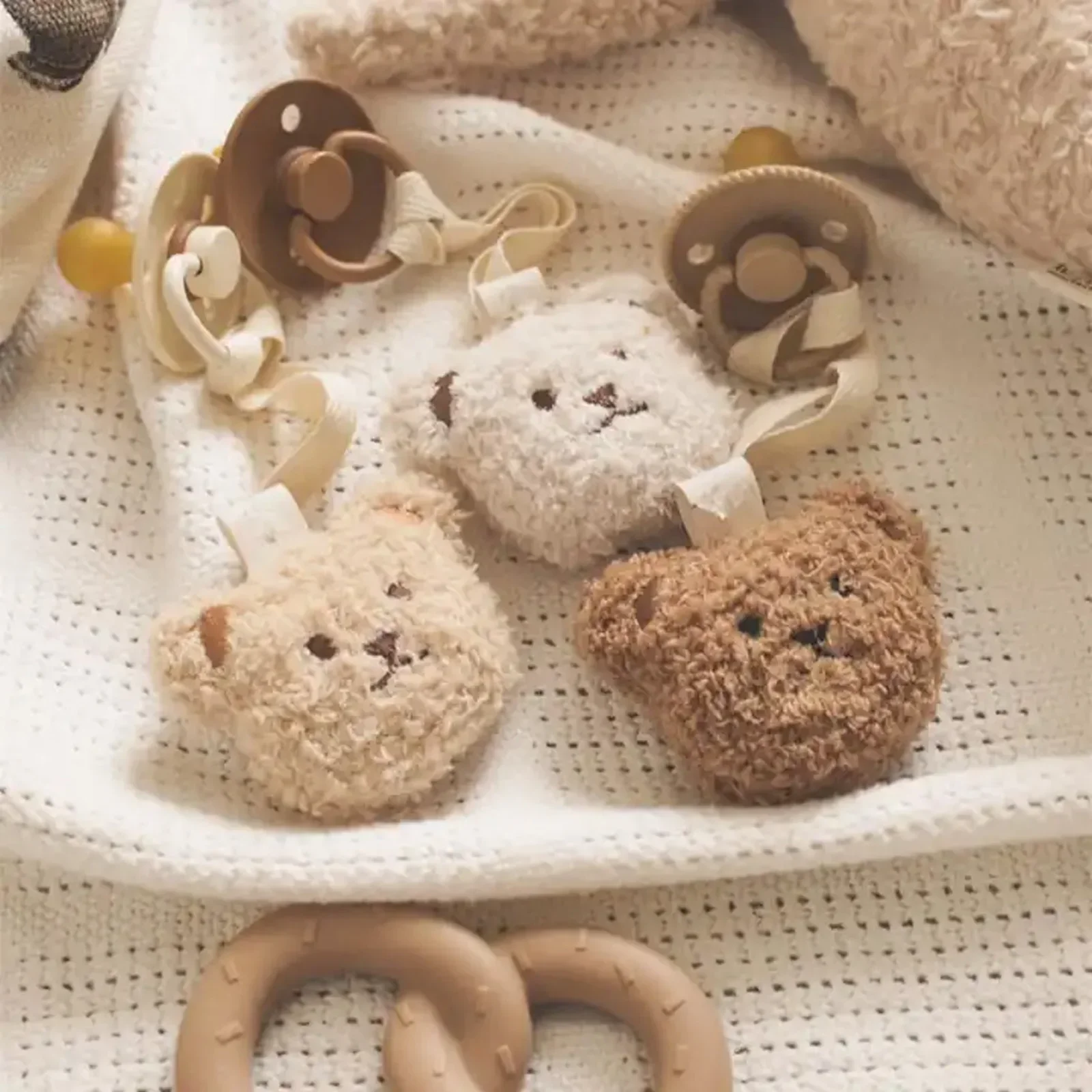 Portachupete de peluche con osito bordado - Clip para bebé seguro