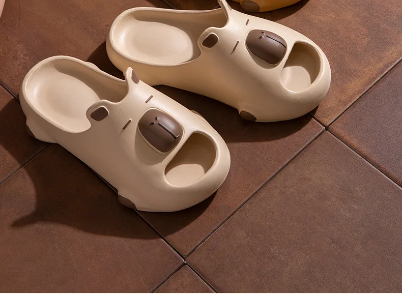 Detalle del estampado de capibara en las zapatillas