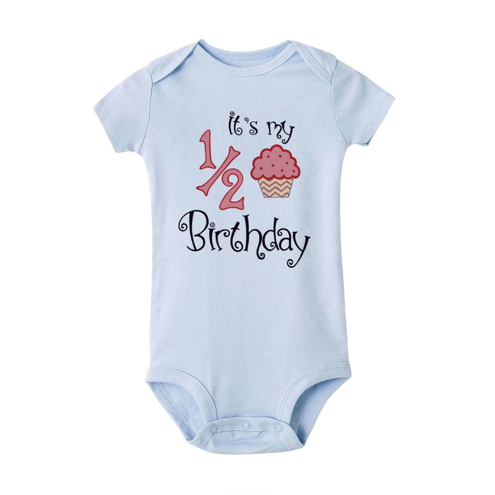 Bebé usando el body en una celebración de cumpleaños