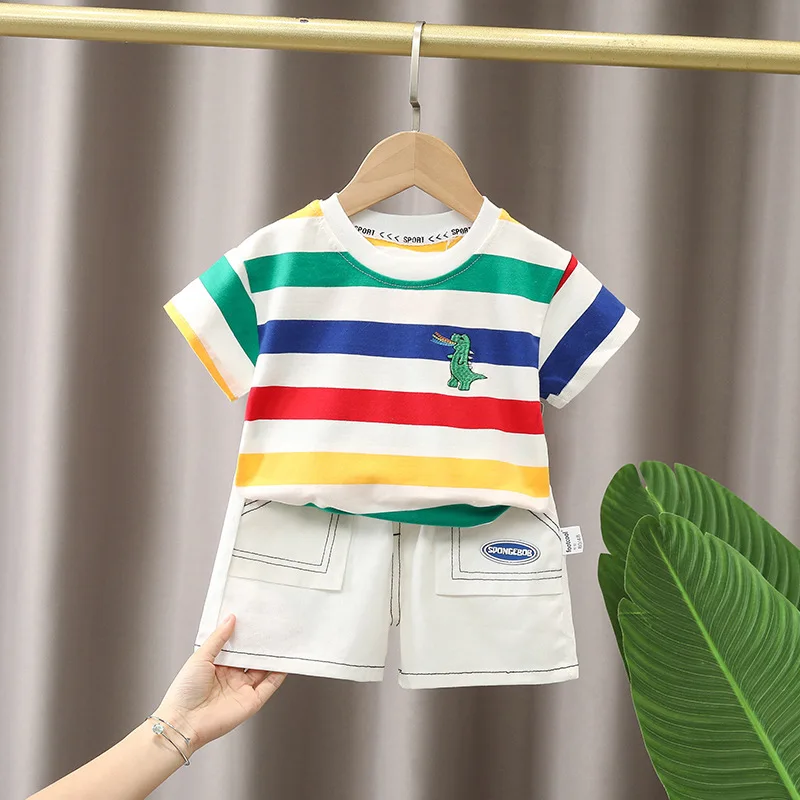 Conjunto de verano para niño pequeño a rayas con camiseta y bermudas - imagen 3