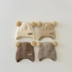 Gorro de bebé con orejeras de lana tejido y animales para invierno
