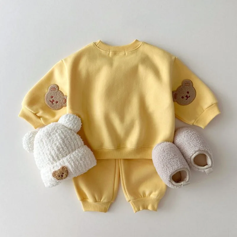 Conjunto completo visto desde atrás