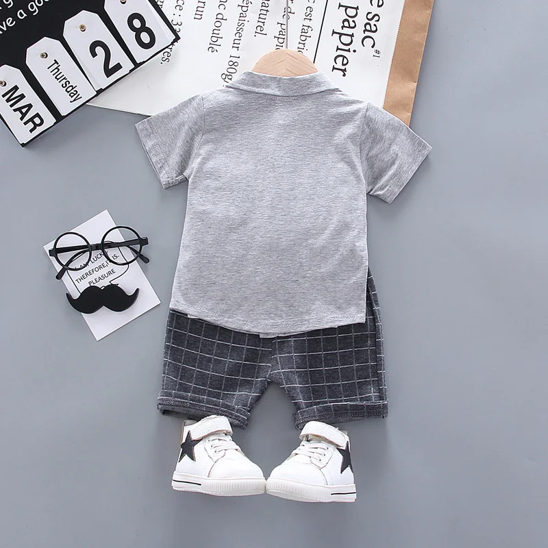 Detalle de la camisa a cuadros y los pantalones cortos