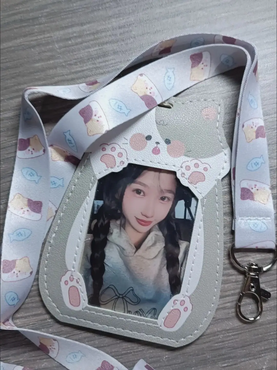 Porta tarjetas con cordón infantil forma de gato - imagen 3