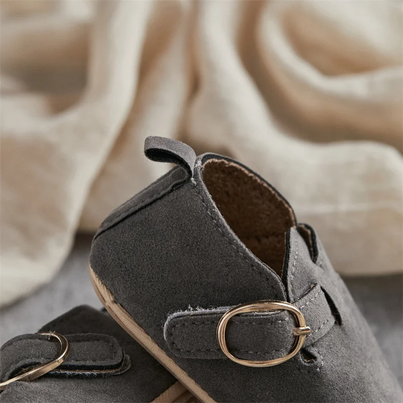 Zapatos en tonos café y gris
