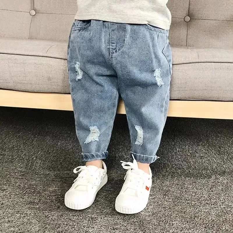 Pantalones vaqueros en un look infantil