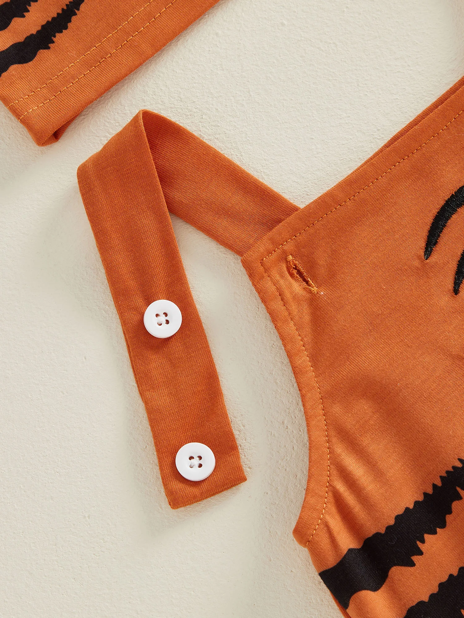 Detalle del estampado tigre en el mono