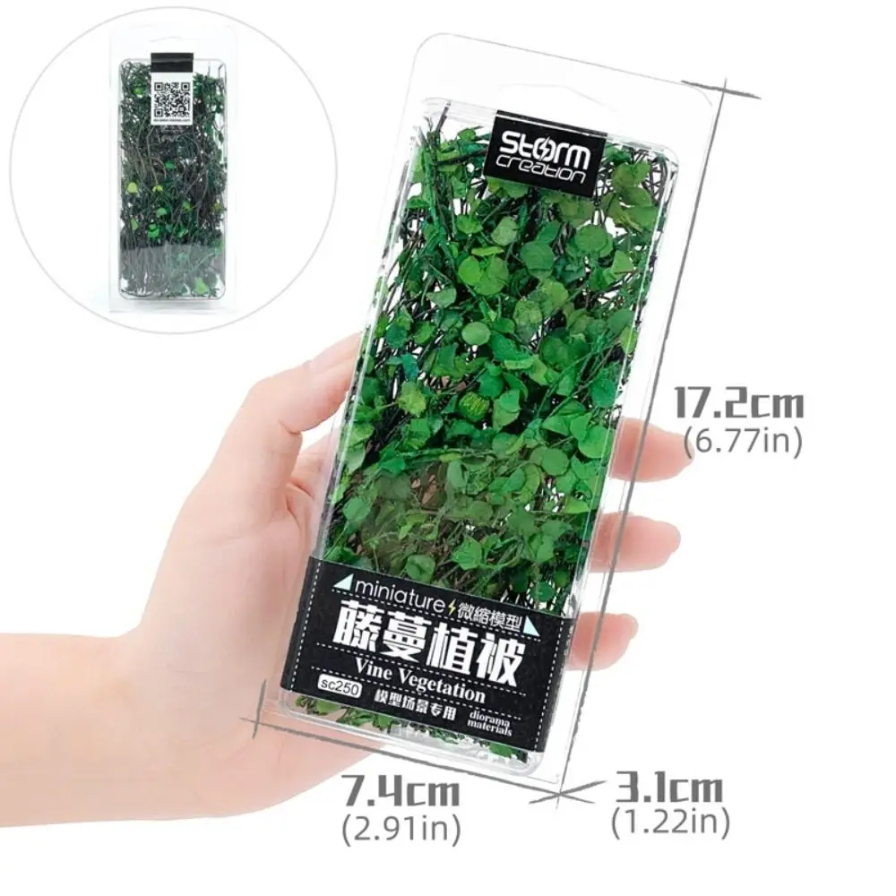 Hojas de modelo en miniatura con vegetación verde