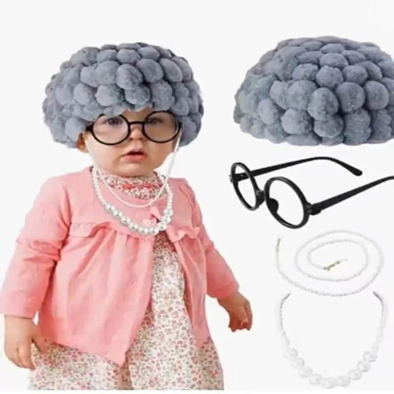 Bebé vestido de abuela con accesorios