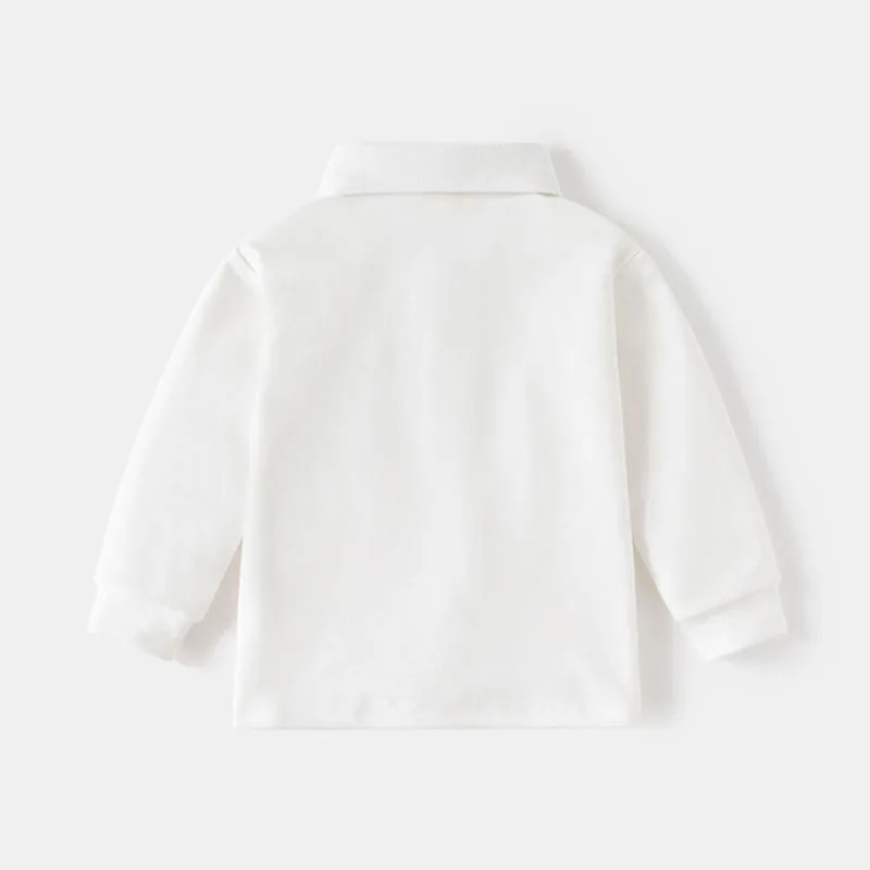 Modelo infantil con la camiseta