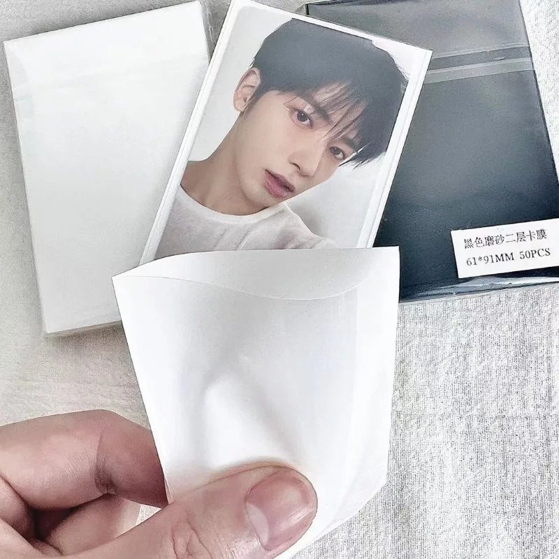 Funda usada en sesión fotográfica con tarjeta Kpop visible