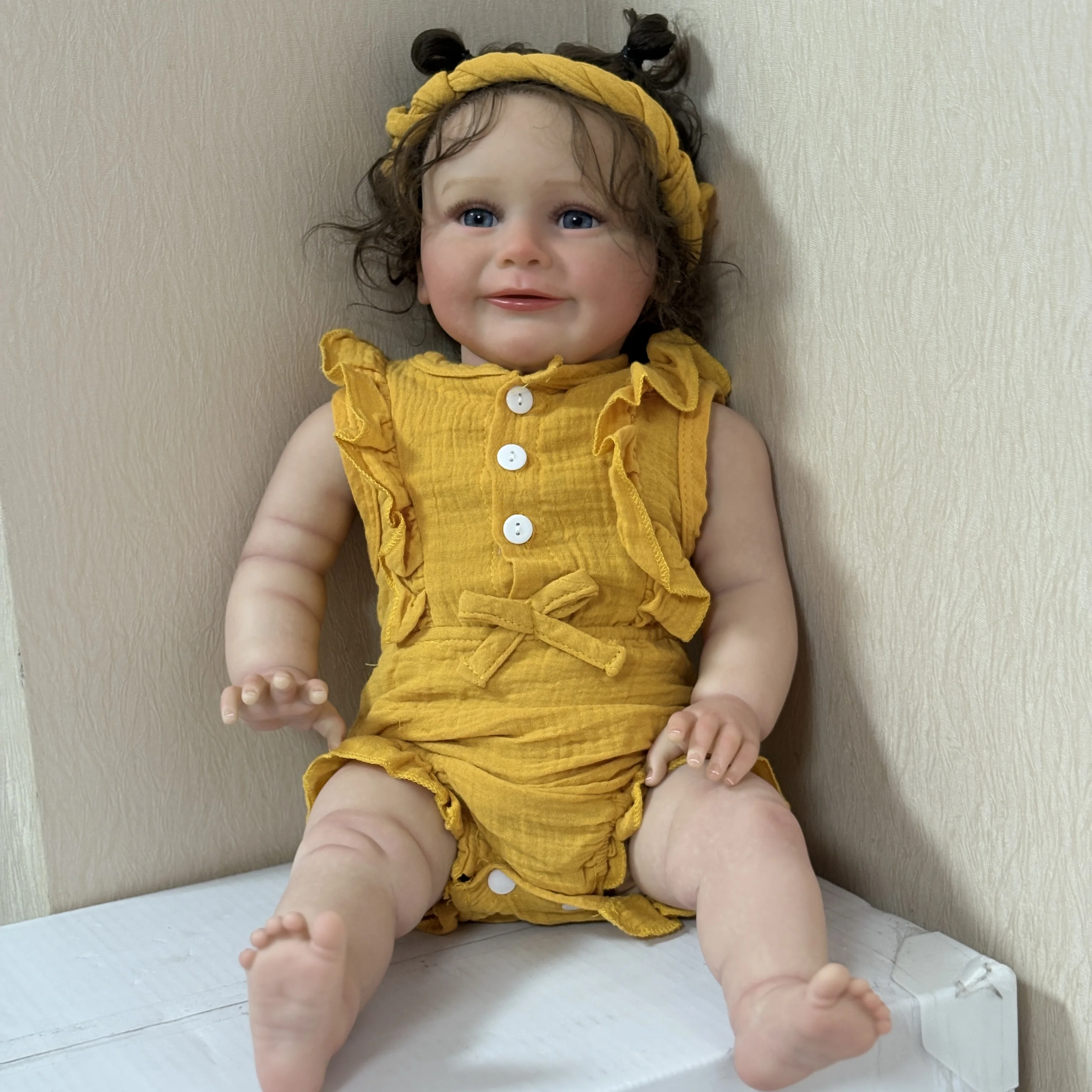 Muñeca con conjunto y postura flexible