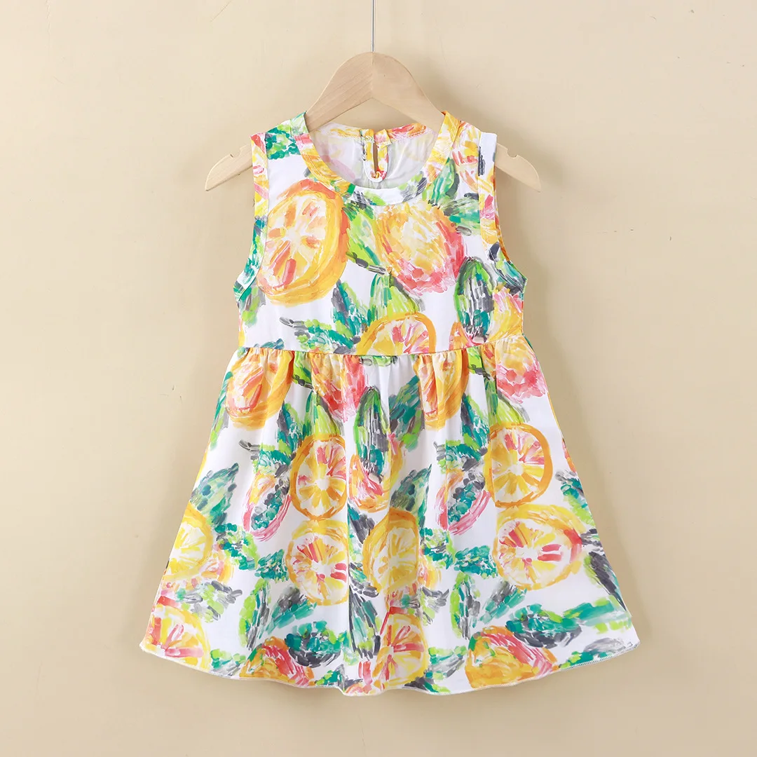 Detalle del estampado grafiti en vestido infantil de verano