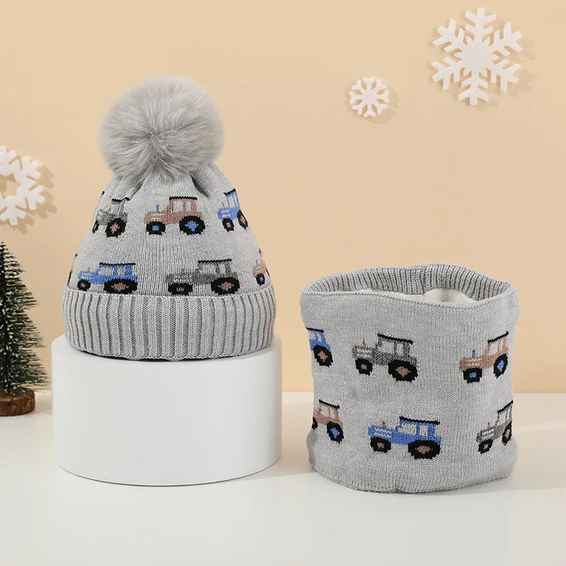 Conjunto de invierno infantil con motivo de coche y acabado polar