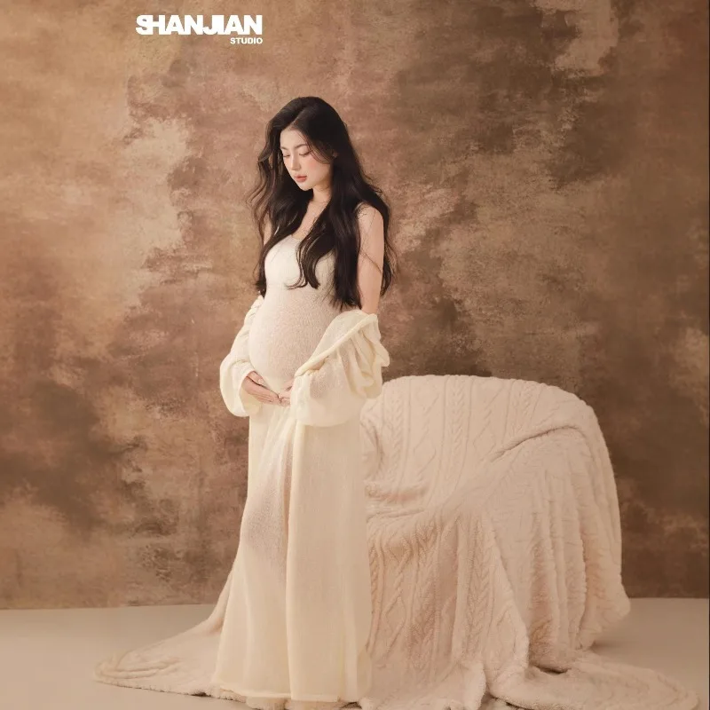 Vestido largo blanco de punto y cárdigan para sesión de fotos maternidad