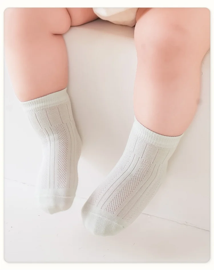 Tejido fino y elástico en calcetines de bebé