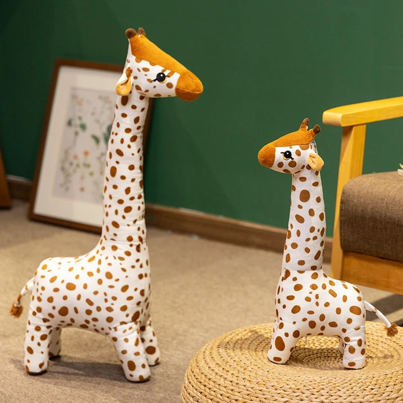 Peluche de jirafa en decoración de habitación