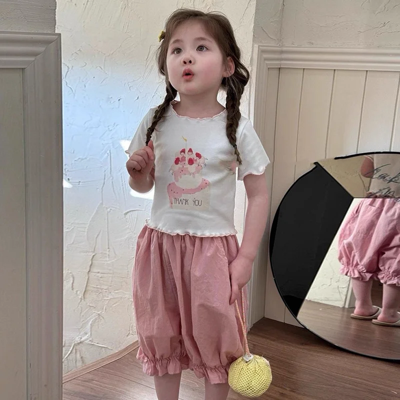 Conjunto de niña top y pantalón manga corta con estampado de dibujos