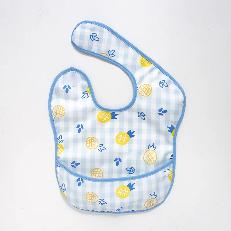Babero impermeable transpirable para bebé con animalito y bolsillo - imagen 2