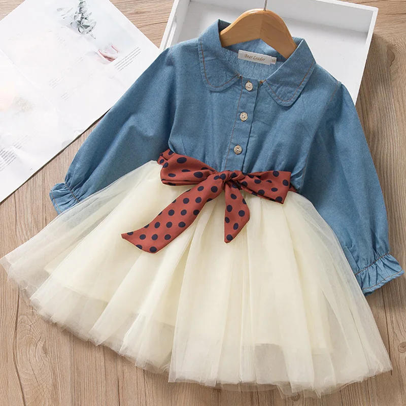 Vista frontal del vestido vaquero con falda de malla