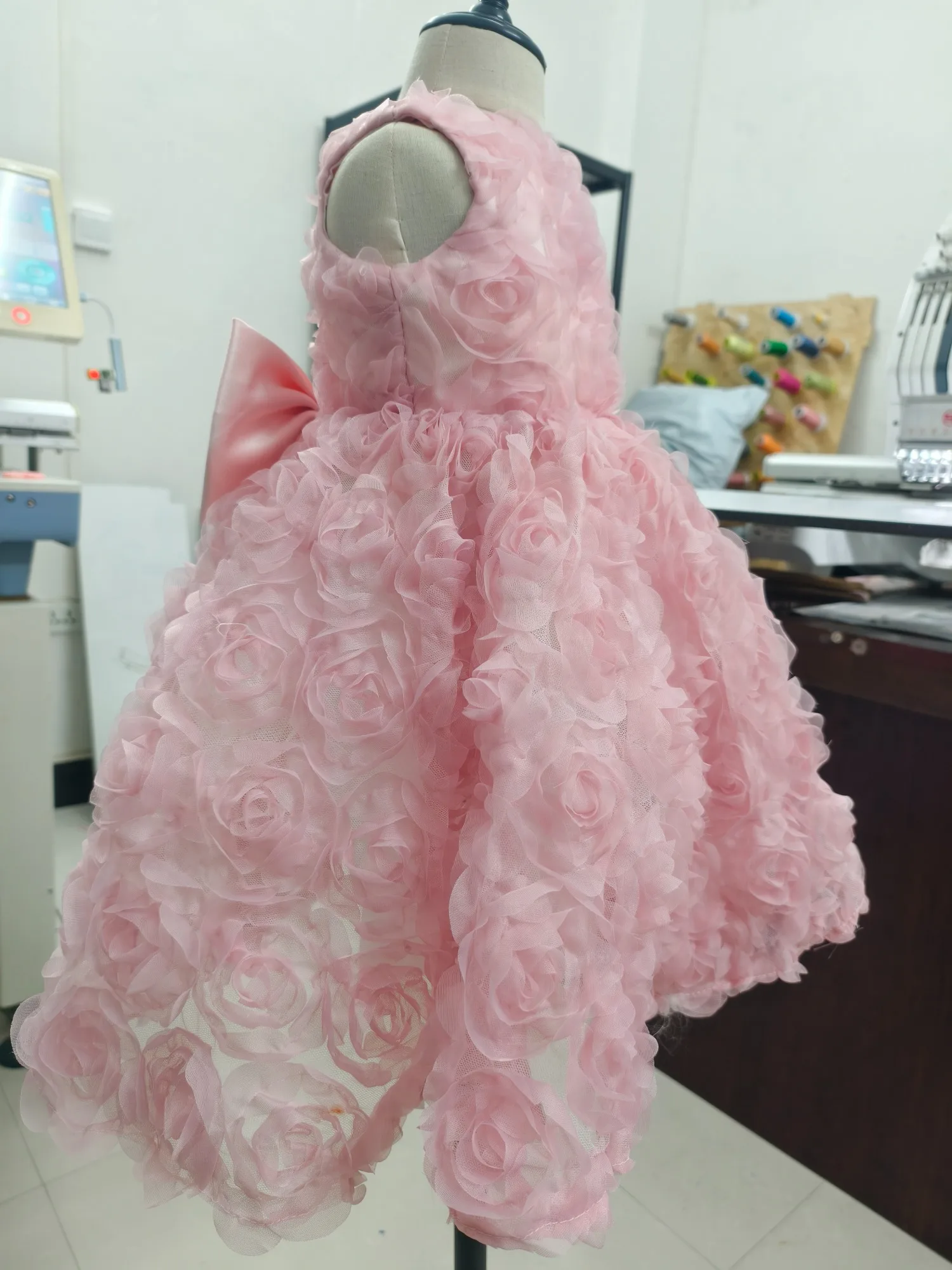 Vestido de bebé niña rosa con volantes y flores 3D para fiesta - imagen 4