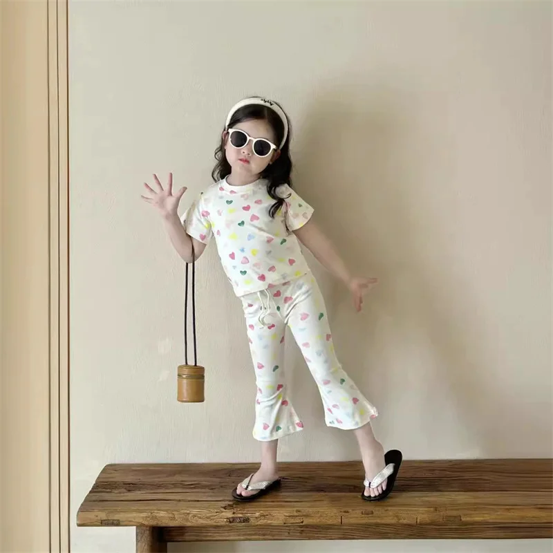 Conjunto niña de verano con corazón: camiseta y pantalón corto - imagen 2
