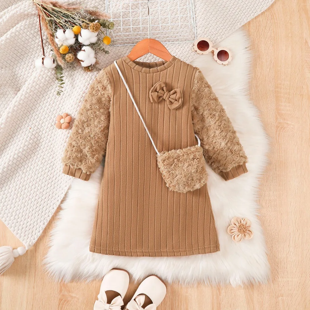 Vestido marrón manga larga con felpa y bolso cruzado para niña de otoño
