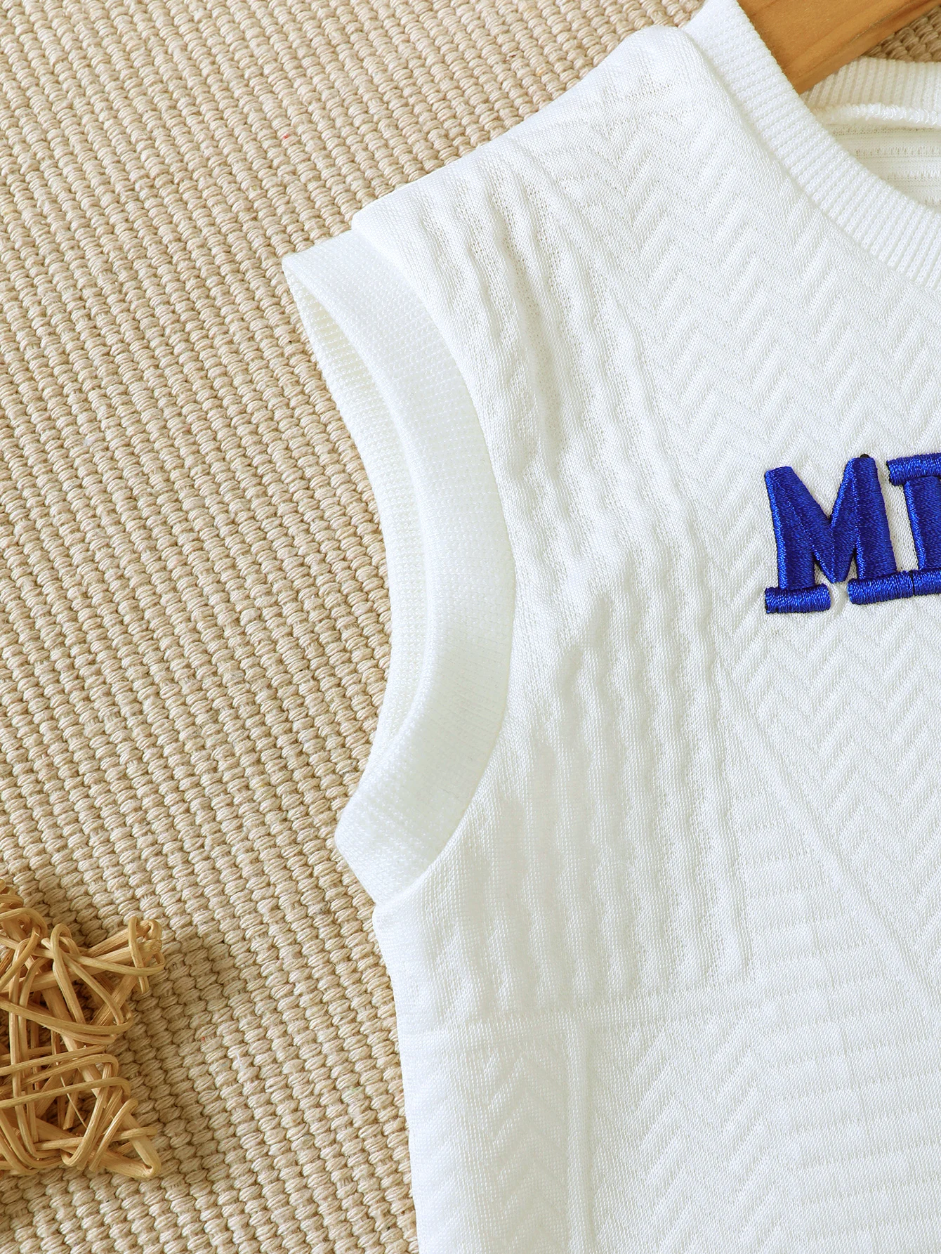 Conjunto deportivo de bebé con chaleco de letras y pantalón corto - imagen 3