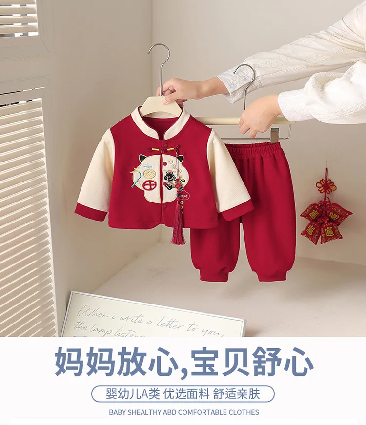 Conjunto de bebé con diseño de dragón chino en tonos rojos y dorados