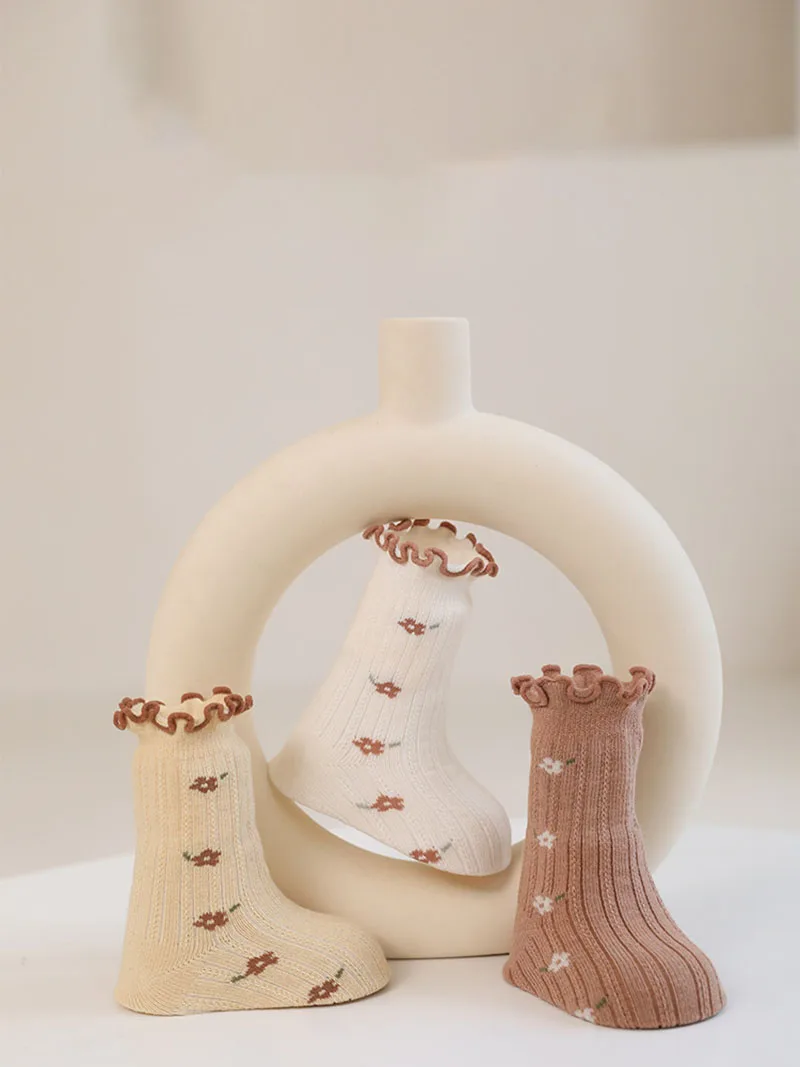 Detalle del encaje floral en los calcetines
