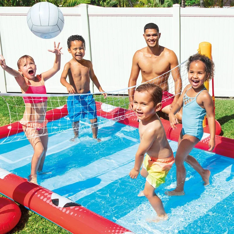 Niños jugando en la piscina infantil