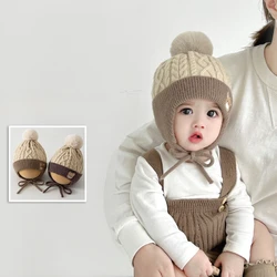 Gorro infantil INS con pompón de oso y orejeras para invierno