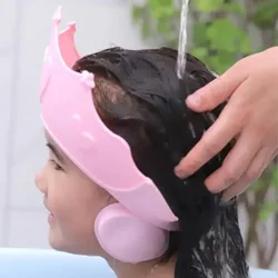 Gorro para baño ajustable que protege oídos y cabeza del bebé