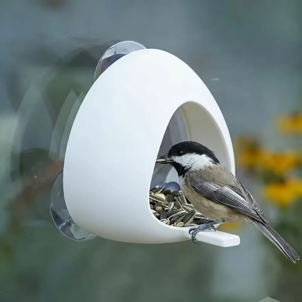 Comedero para colibríes con enfoque de alimentación en estación
