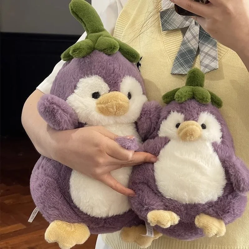 Peluche kawaii tipo abrazo en forma de pingüino berenjena
