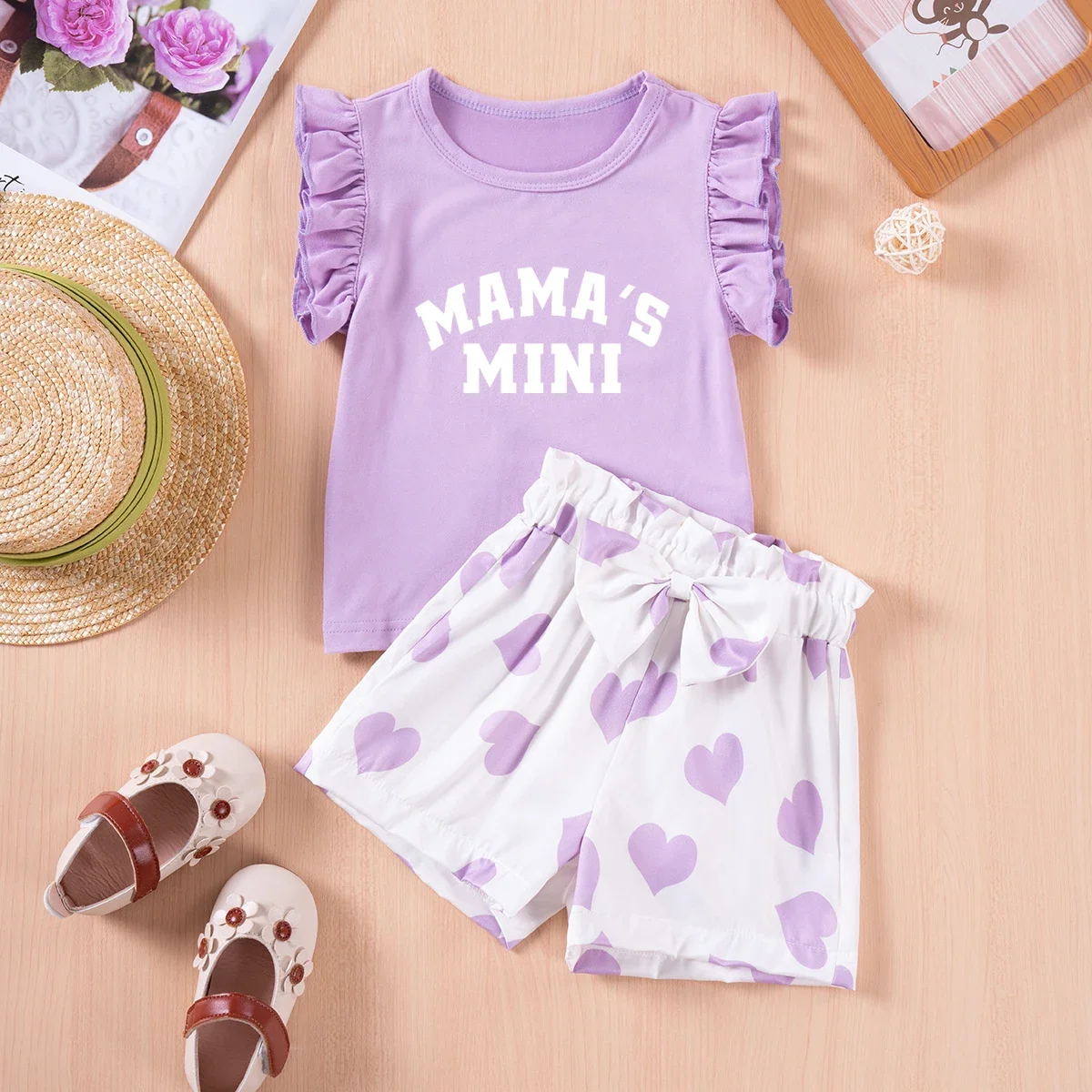 Detalle del estampado y los volantes del conjunto infantil