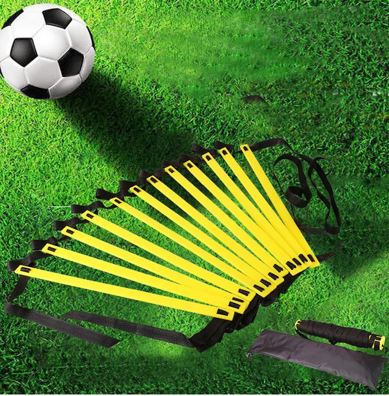 Escalera de agilidad negra y amarillo en suelo deportivo