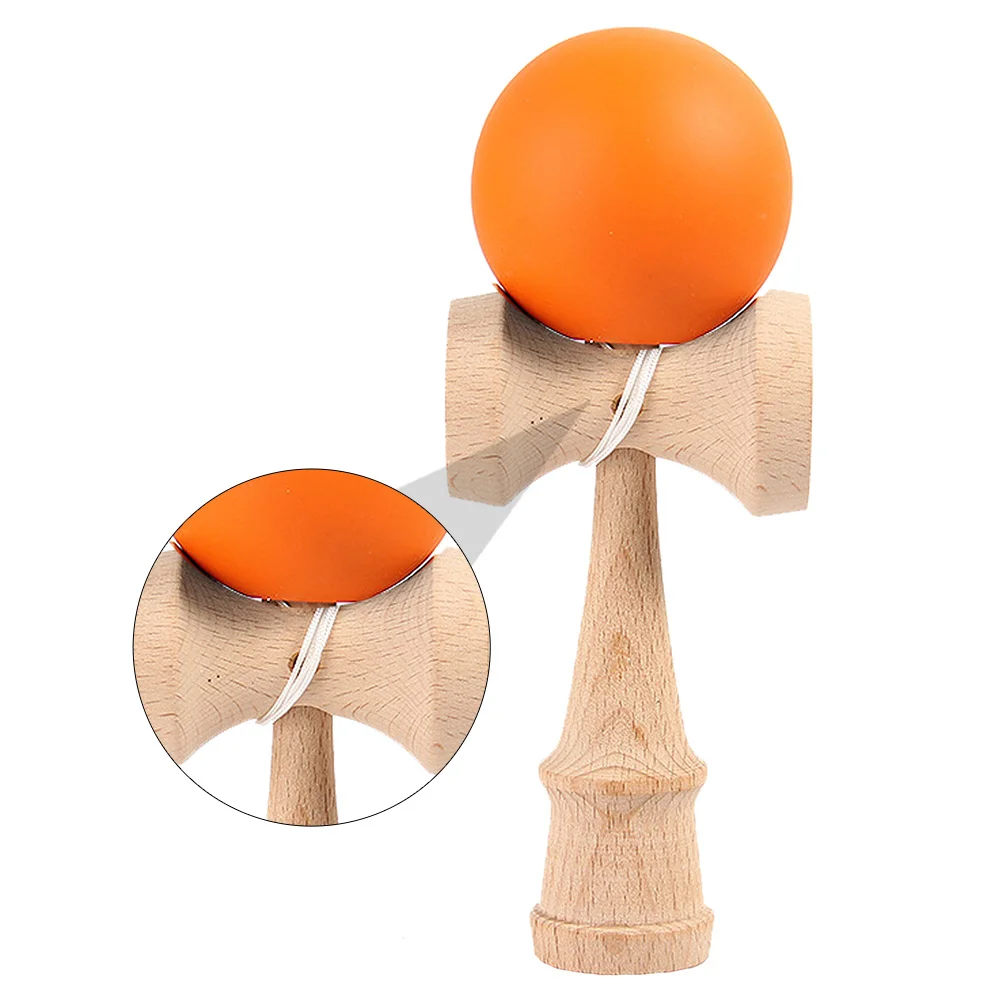 Niño jugando con kendama