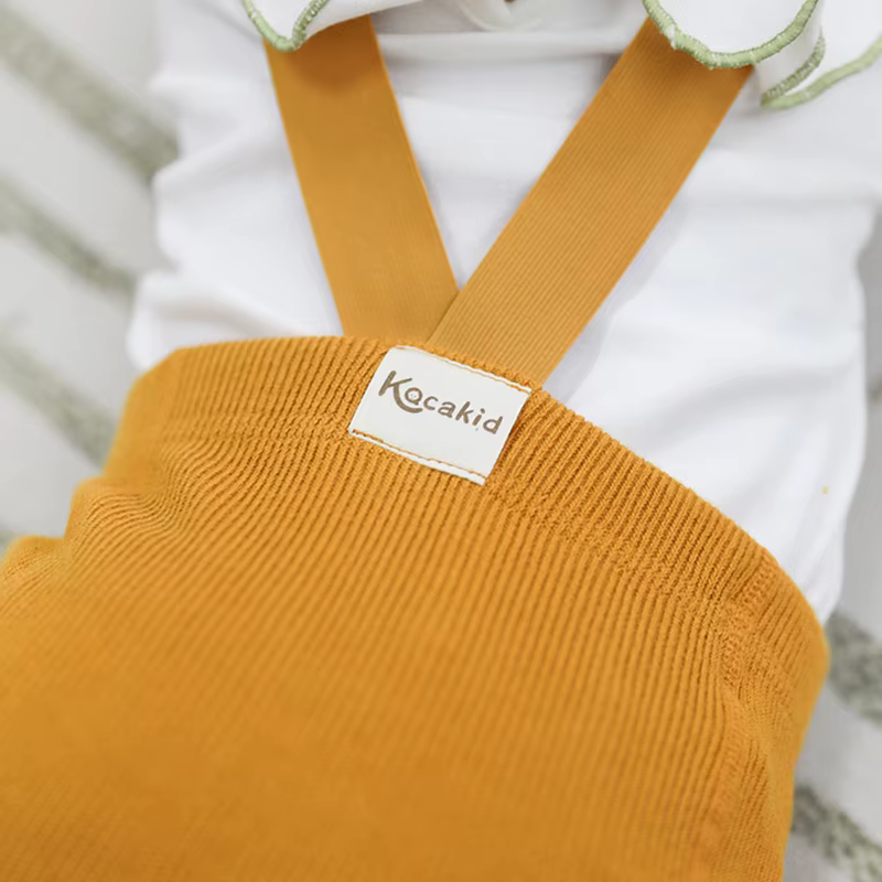 Modelo infantil con medias y tirantes