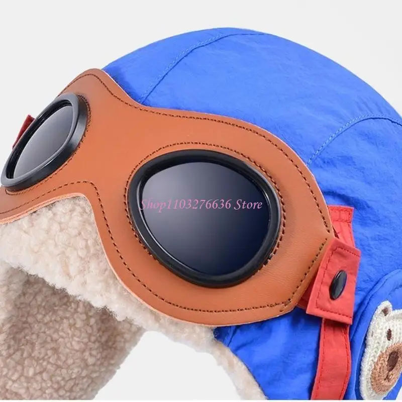Sombrero visto de frente mostrando el detalle de gafas piloto
