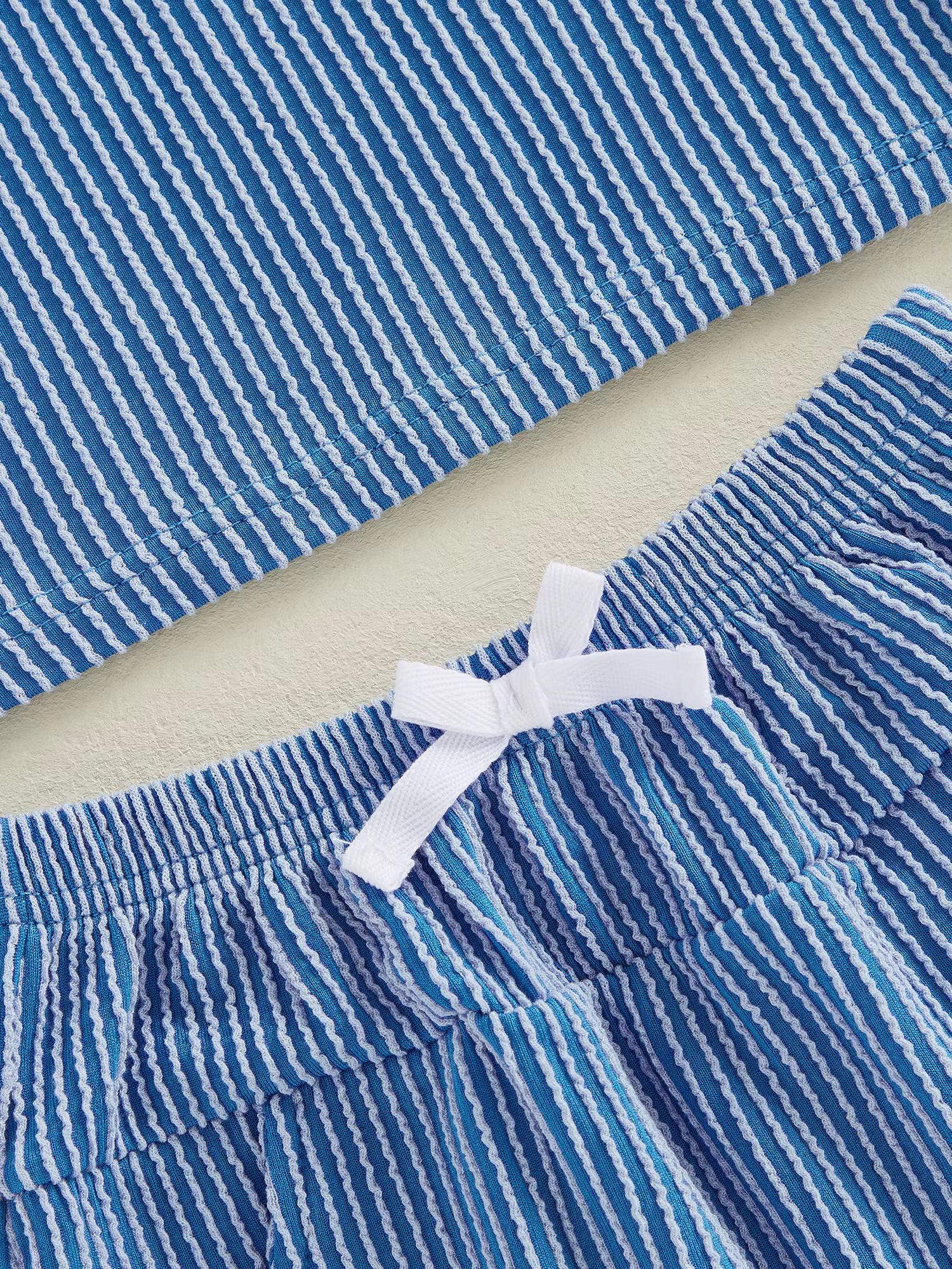 Niños jugando al aire libre con el conjunto de verano