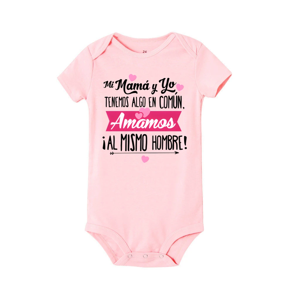 Mameluco en entorno doméstico con bebé sonriendo