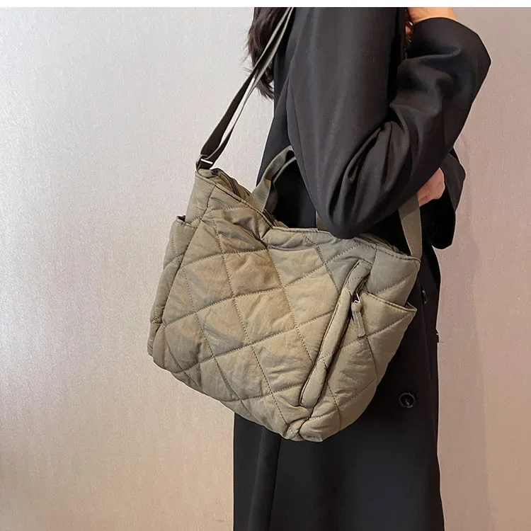 Bolso de maternidad mostrando diferentes formas de llevarlo