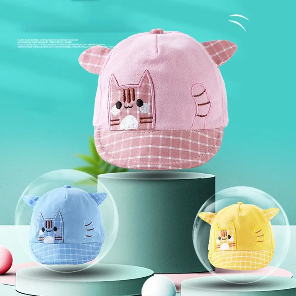 Detalle del estampado de gato en la gorra