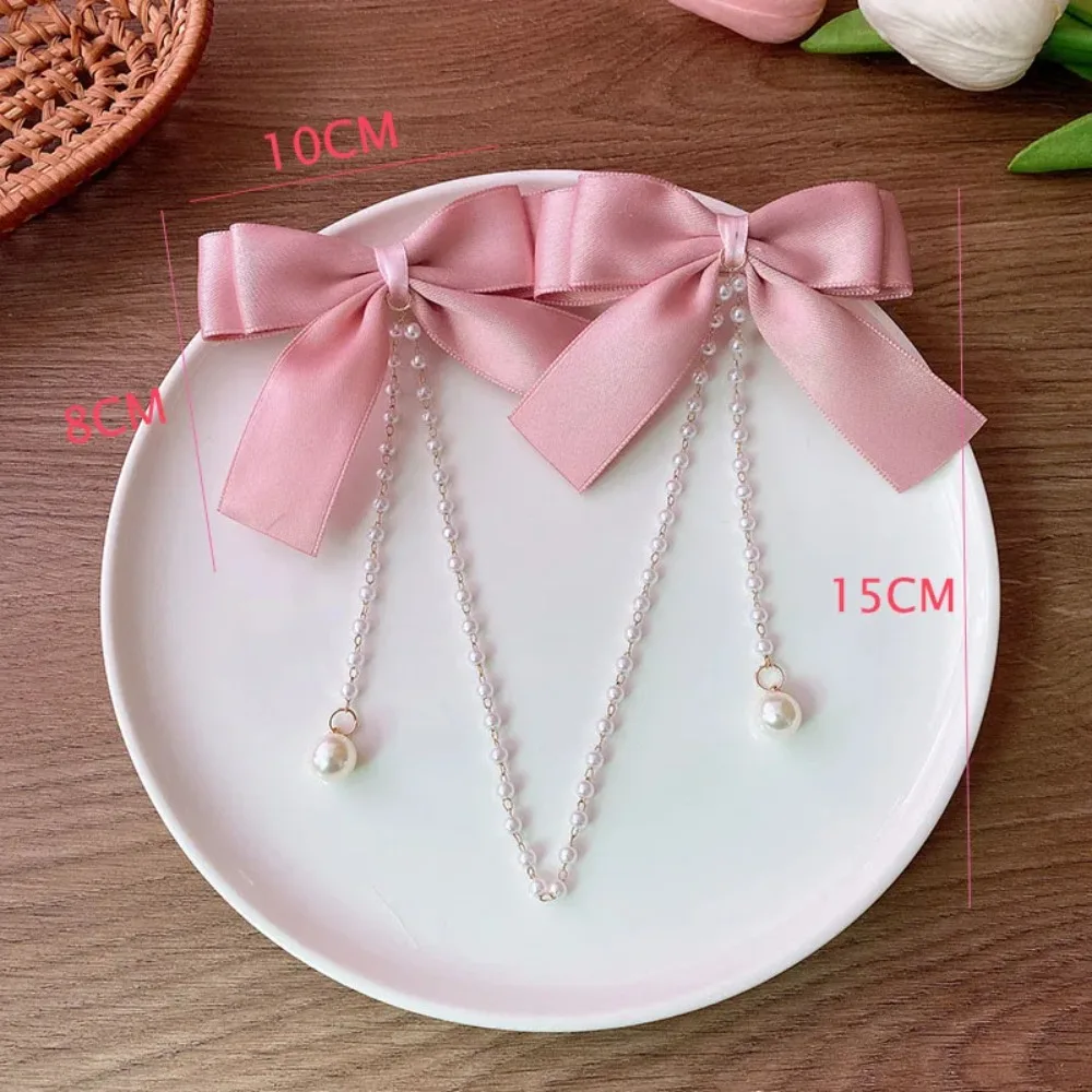 Detalle lazo rosa con perlas