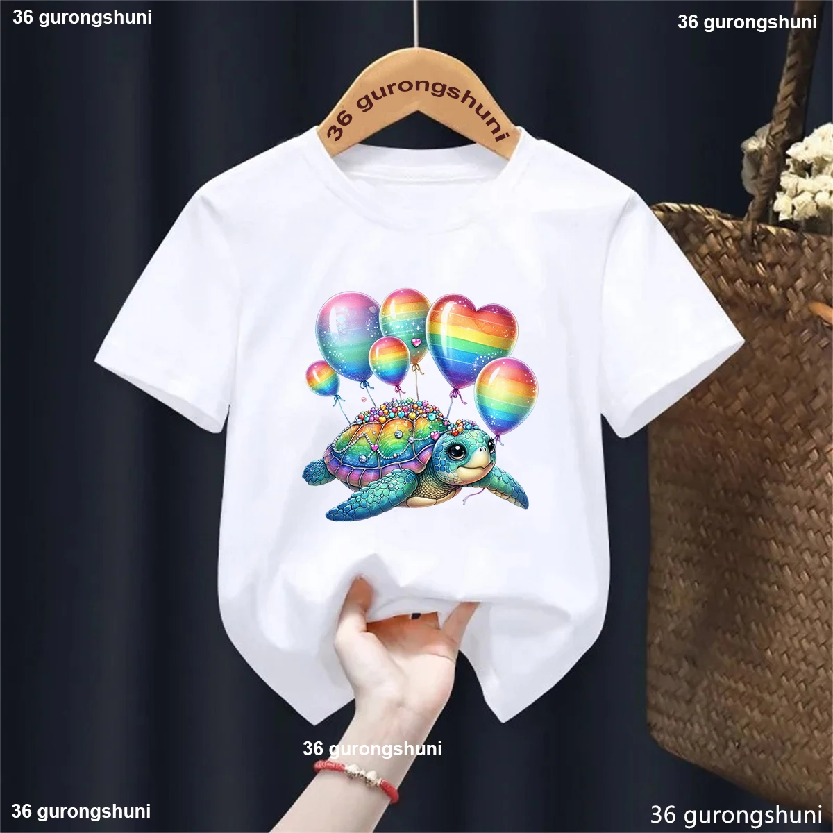 Camiseta infantil con estampado de tortugas arcoíris y globos de amor
